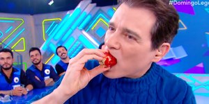 Celso Portiolli sofre ao vivo com "morango do amor"