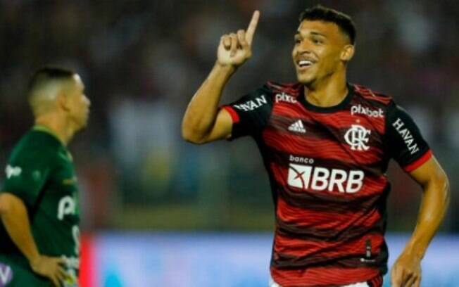 Aniversariante do dia, Victor Hugo celebra primeiro gol pelo Flamengo