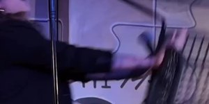 SC: suspeita de arremessar cadeira em comediante é identificada