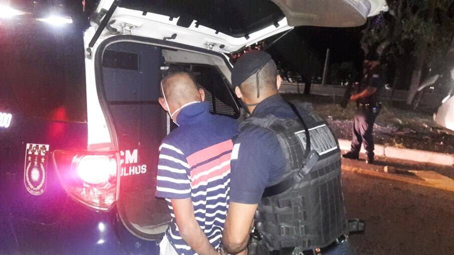 O homem confessou que estava roubando o ônibus e chegou a entrar em luta corporal com o condutor. O homem confessou que estava roubando o ônibus e chegou a entrar em luta corporal com o condutor.