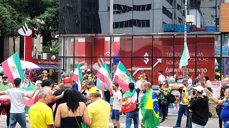 Um grupo de pessoas que estava na Avenida Paulista também celebrou a morte do líder iraniano Ali Khamenei