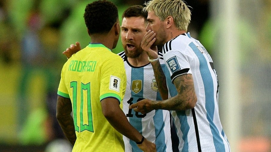 Rodrygo discute com Messi no Maracanã