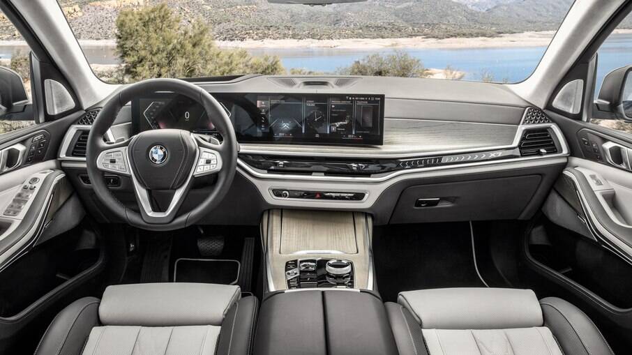 BMW X7 2023 tem amplo e sofisticado interior com uma tela que também funciona como cluster