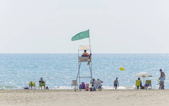 Geralmente as praias contam com bandeiras para indicar a condição do mar. Verde indica que o mar está limpo Geralmente as praias contam com bandeiras para indicar a condição do mar. Verde indica que o mar está limpo
