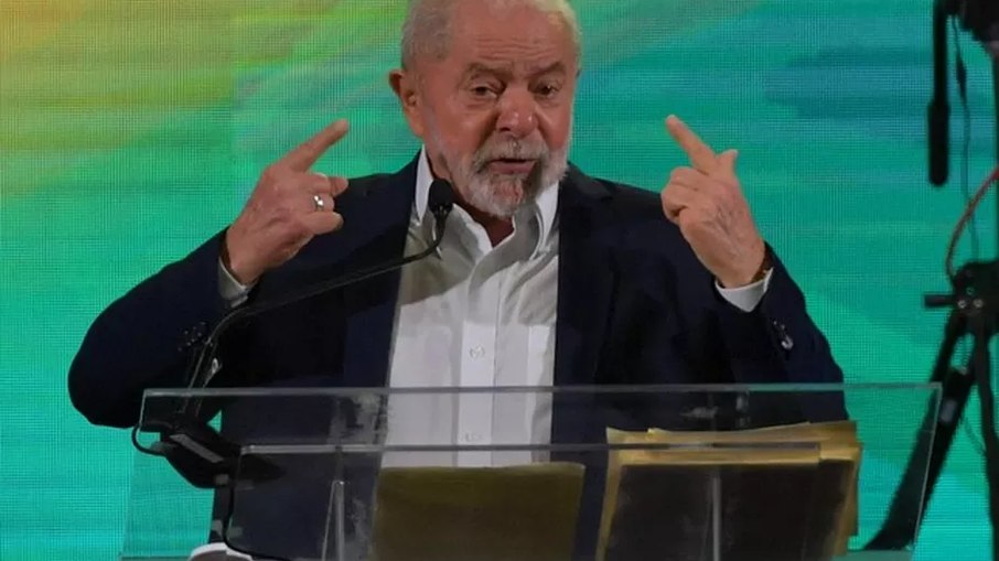 Lula discursando em ato de lançamento da chapa com Geraldo Alckmin