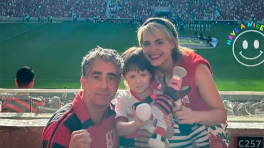 Michel Melamed e Letícia Colin no Maracanã com o filho Uri, de 4 anos