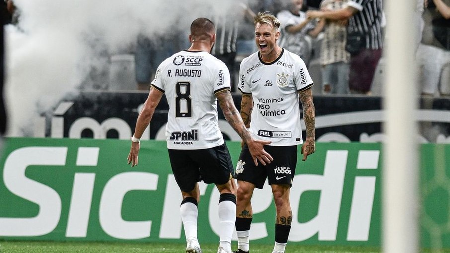 Róger Guedes comemora junto com Renato Augusto após abrir o placar para o Corinthians contra o Botafogo-SP