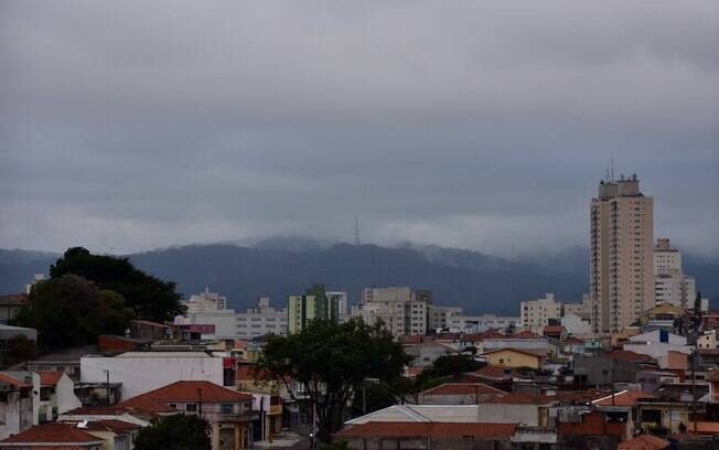 Entardecer com baixas temperaturas e chuva  em São Paulo.