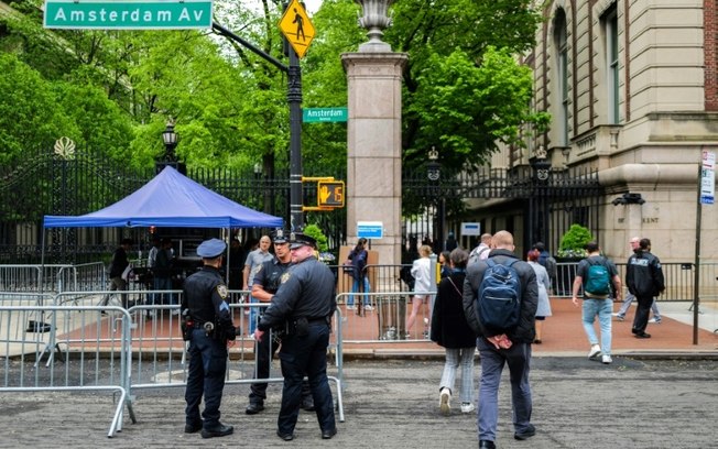 Policiais vigiam entrada da Universidade de Columbia, em Nova York, em 6 de maio de 2024