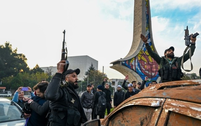 Rebeldes e civis celebraram a queda do regime de Bashar al-Assad em Damsco