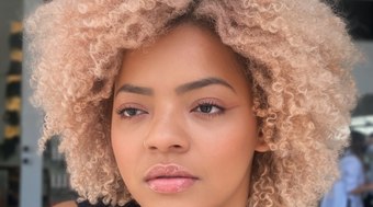 Saiba como apostar na cor do ano de 2024 nos cabelos