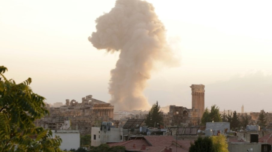 Fumaça provocada por bombardeio israelense na cidade libanesa de Baalbek, em 23 de setembro de 2024