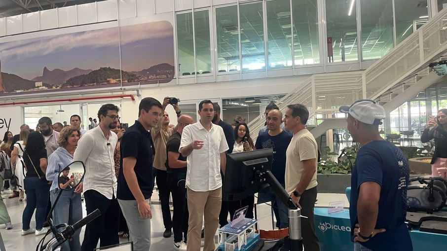 O prefeito Eduardo Cavaliere (PSD) visitou as inovações levadas ao evento