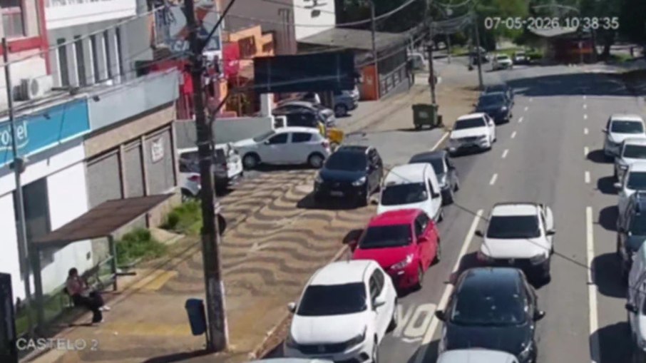 Estacionamento irregular sobre a calçada