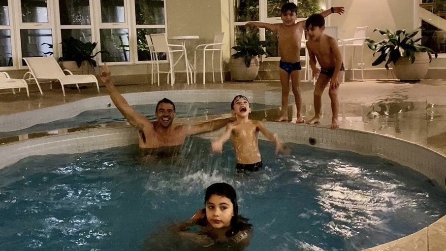 Daniel Saullo se diverte com as crianças na piscina do hotel  