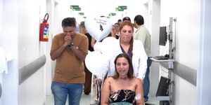Jovem que ficou à deriva no mar recebe alta do hospital