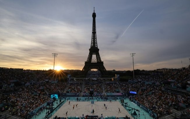 Imagem da partida das oitavas de final de vôlei de praia entre Brasil e Holanda nos Jogos Olímpicos de Paris, aos pés da Torre Eiffel, em 4 de agosto de 2024