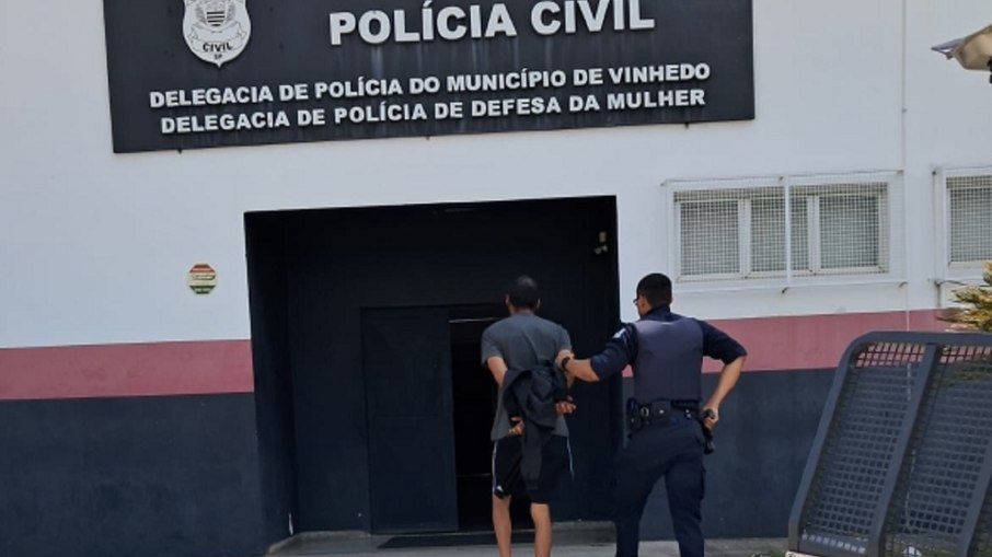 Agente da GCM de Vinhedo conduz motorista para delegacia Agente da GCM de Vinhedo conduz motorista para delegacia