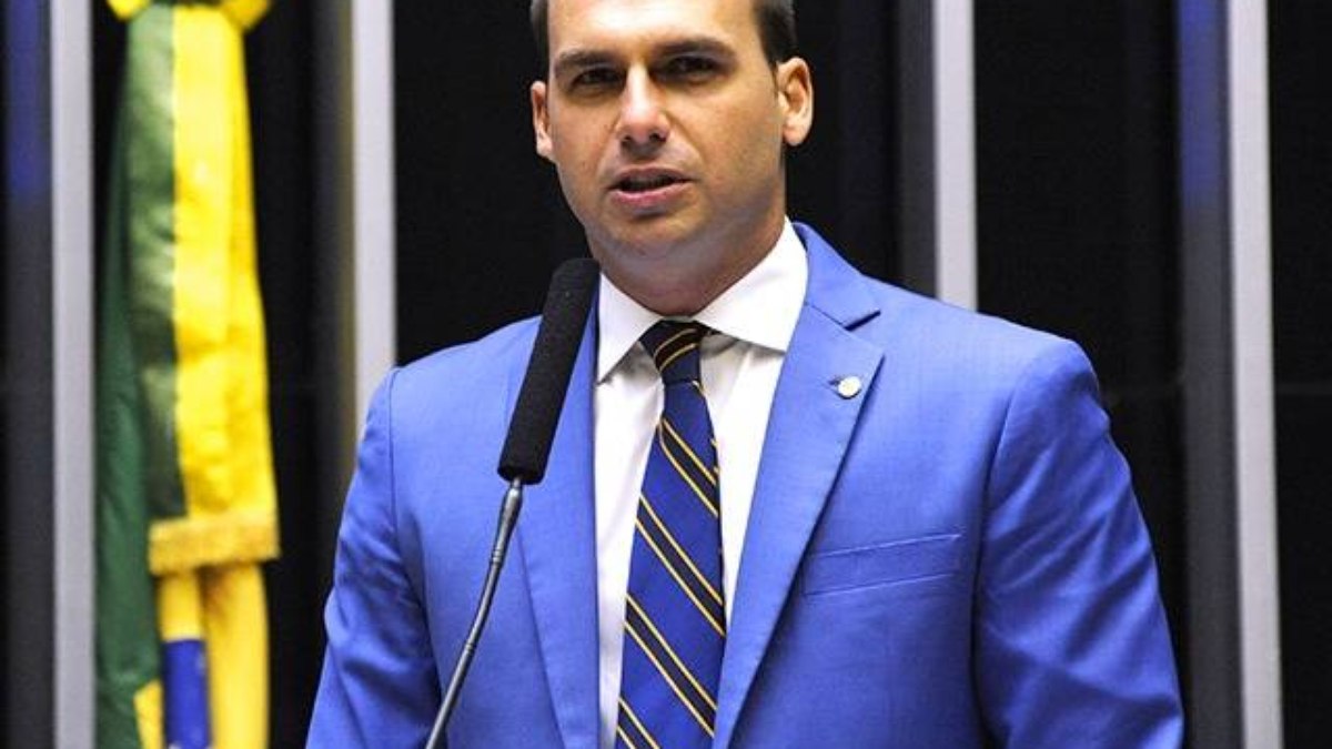 Eduardo Bolsonaro admitiu compra de imóveis em dinheiro vivo 