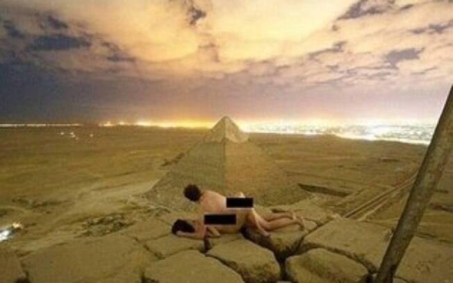Sexo em pirâmide choca autoridades no Egito; país abriu investigação contra fotógrafo que aparece na imagem