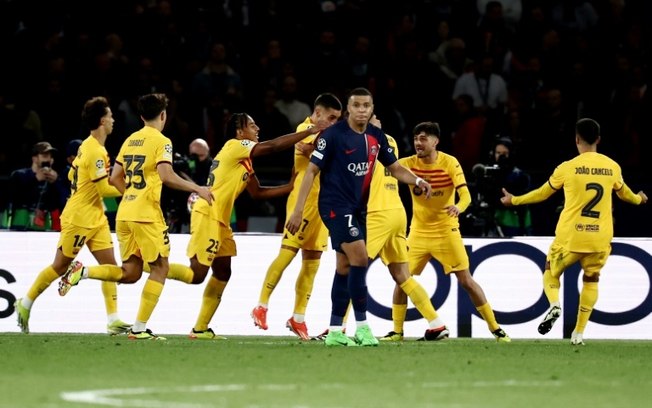 Jogadores do Barcelona comemoram um de seus gols atrás do atacante do PSG Kylian Mbappé (C) no jogo de ida das quartas de final da Liga dos Campeões, no Parque dos Príncipes, em 10 de abril de 2024