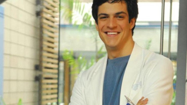 Mateus Solano cobra publicamente pagamento por reprises de novela