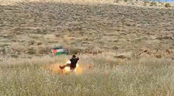 Israelense se fere ao chutar bandeira palestina com bomba escondida; vídeo