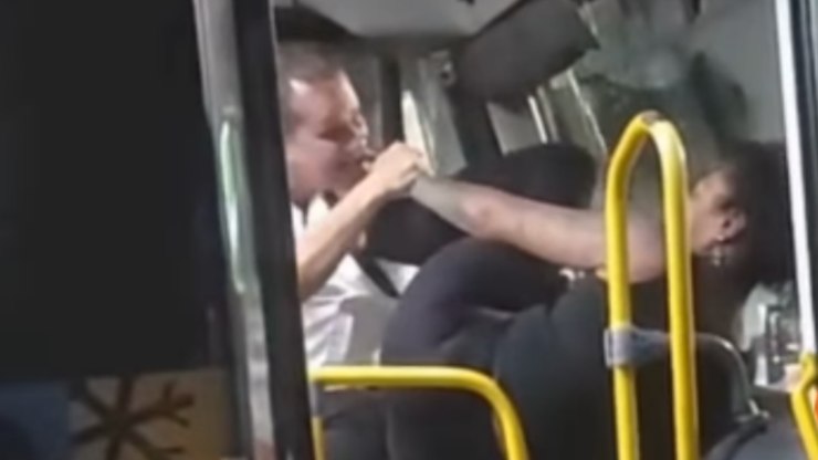 Vídeo: motorista morde passageira durante briga em ônibus