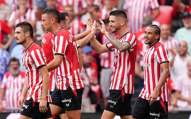 Navarro comemora o segundo gol do Athletic Bilbao sobre o Atlético de Madrid, no San Mames