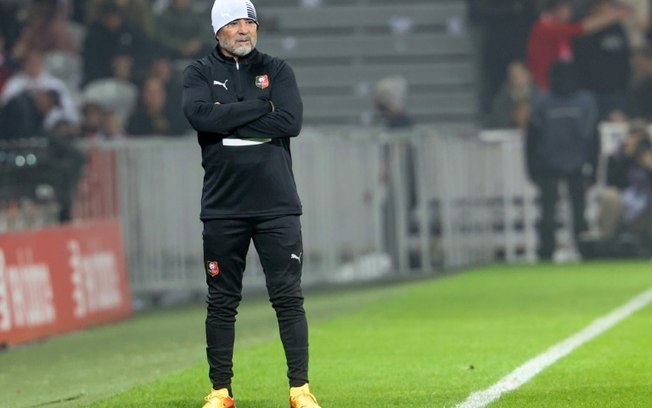 O técnico do Rennes, Jorge Sampaoli, durante a derrota da equipe para o Lille por 1 a 0 neste domingo, pelo Campeonato Francês