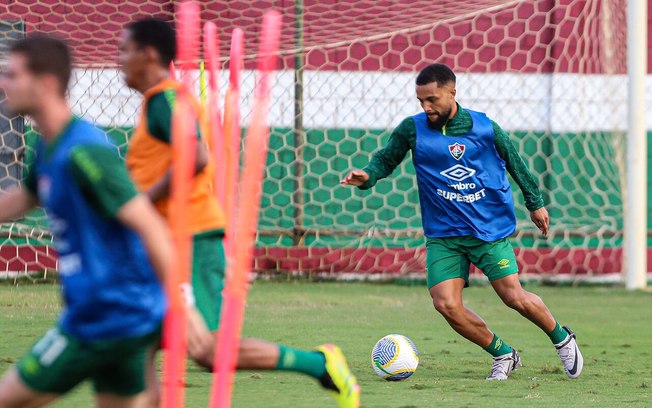 Samuel Xavier (com a bola) voltará ao time do Fluminense após nove jogos