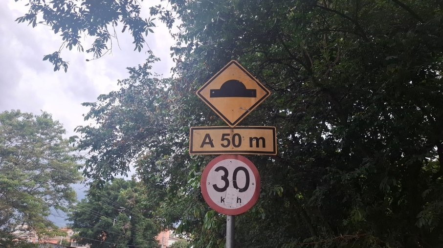Placas de advertência e regulamentação em um mesmo poste