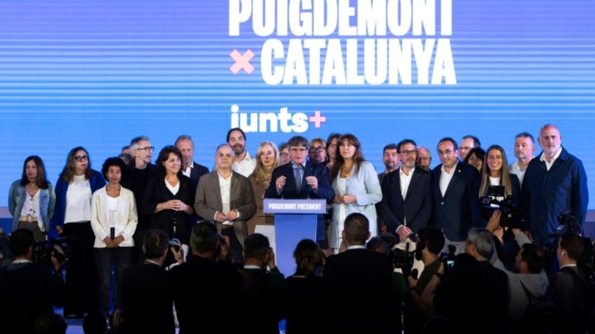 Após triunfo dos socialistas, Puigdemont avalia opções para governar na Catalunha