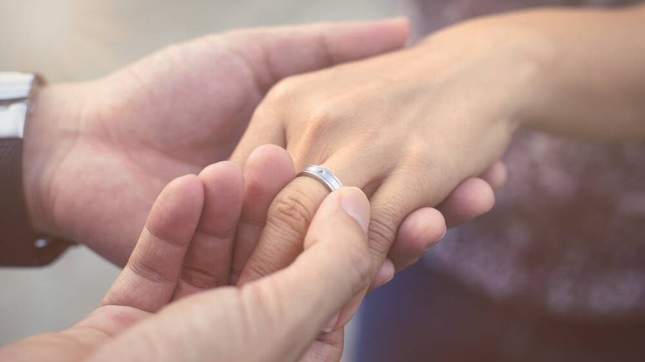 A moça afirmou que deseja trocar a aliança de casamento que ganhou do marido e usar o dinheiro para outra coisa