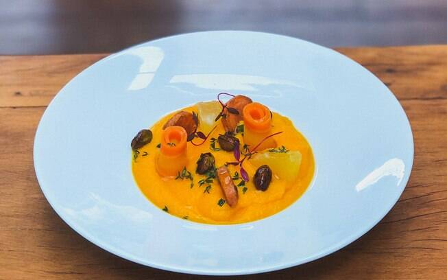 Confira sugestão de receita elaborada pelo Chef Gustavo Rozzino, de uma entrada deliciosa que inclui cenouras, inspiradas na páscoa, no preparo