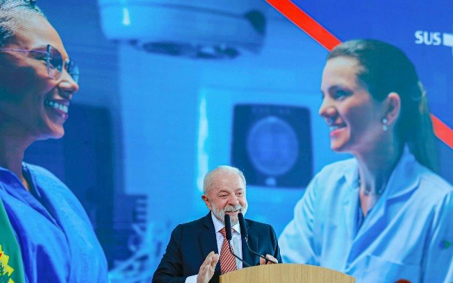 Na segunda-feira, Lula sentiu vertigem após o almoço no Palácio da Alvorada e foi atendido pela médica da Presidência, Ana Helena Germoglio Na segunda-feira, Lula sentiu vertigem após o almoço no Palácio da Alvorada e foi atendido pela médica da Presidência, Ana Helena Germoglio