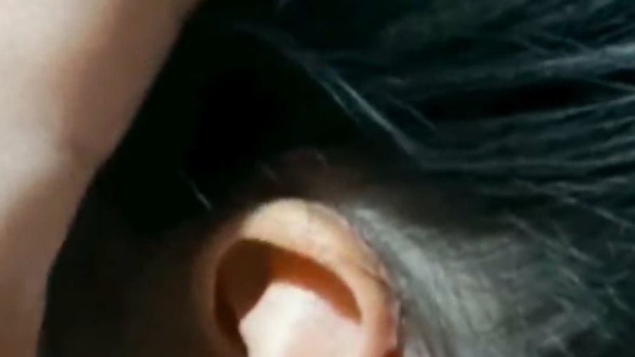 Técnica de colar a orelha viraliza na Internet