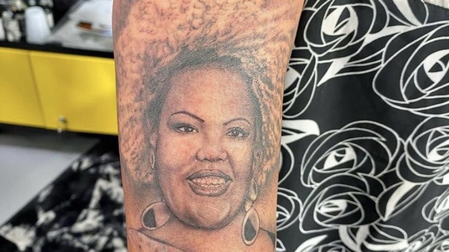 Simone, do Fat Family, tatua rosto de Deise Cipriano no antebraço direito