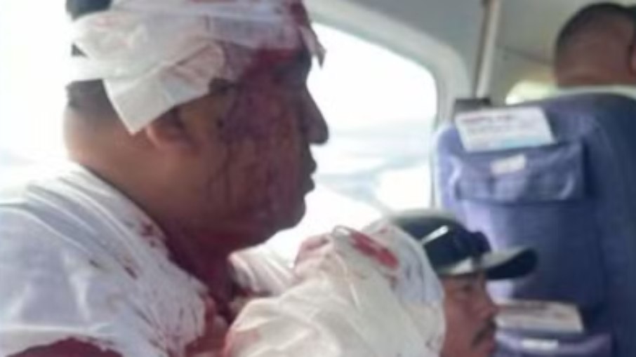 Voo doméstico termina em tragédia após homem sequestrar avião Voo doméstico termina em tragédia após homem sequestrar avião