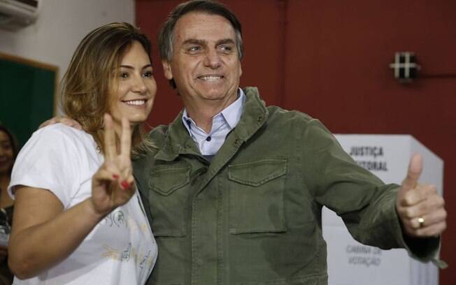 Jair Bolsonaro estava acompanhado da esposa e não entrou na escola pela frente, mesmo com segurança reforçada