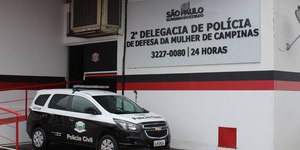 Homem é preso após tentar matar companheira por demora no almoço