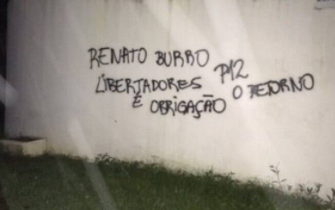 Muro de CT do Flamengo é pichado com críticas a Renato Gaúcho e cobrança por Libertadores