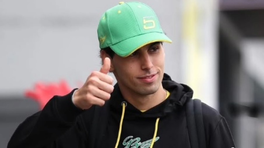 Interlagos: Bortoleto é recebido por passistas de escola de samba