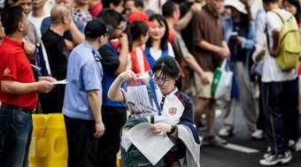 Milhões de chineses iniciam os temidos exames de 
