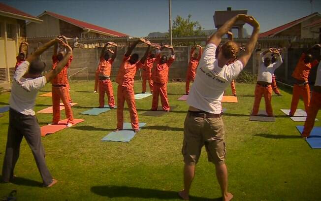 Iniciativa com ioga, chamada Prisão Liberdade, já ocorre em 15 penitenciárias na África do Sul.