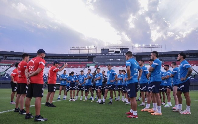 Jogadores do Paraguai acompanham as intruções do técnico Daniel Garnero