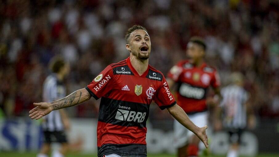 Michael celebra gol com a camisa do Flamengo