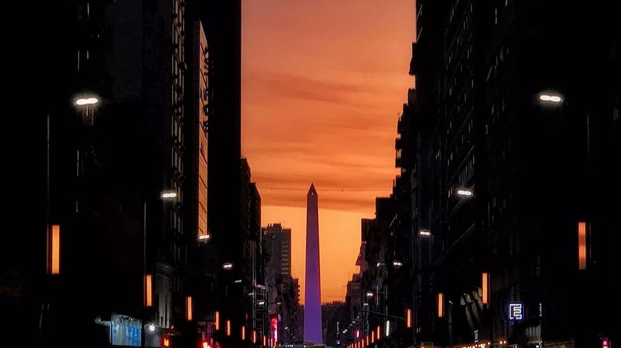 O Obelisco de Buenos Aires, visto a partir da Avenida Corrientes, uma das principais artérias do centro da capital argentina 