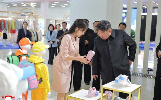 Vivo? Kim Jong-un surge em público e espanta boatos de morte