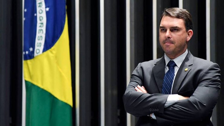 Americanos%20divulgam%20n%C3%BAmeros%20do%20ICE%20para%20pegar%20Flavio%20Bolsonaro